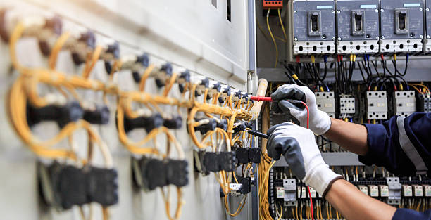 Professional Electrician technician working in Oak Park, MI